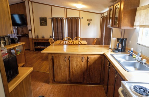 Benton Apartment | Remodeled Cottage 4 at the King Creek Lodge and Marina