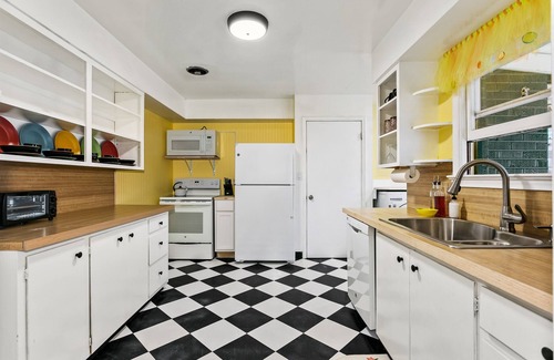 Morris Hill Apartment | Remodeled | CUTE Cottage | Focused on Comfort