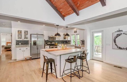 New Fairfield House | Remodeled, Family-Friendly Home in Private Community on Candlewood Lake