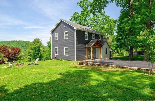 New Fairfield House | Remodeled, Family-Friendly Home in Private Community on Candlewood Lake