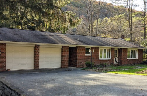 Howard House | Remodeled Handicap Access 3-Bedroom, Off I80 exit 158