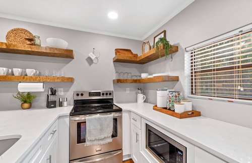 Milledgeville House | Remodeled historical cottage! 5 minute walk to Georgia College & downtown Milly!