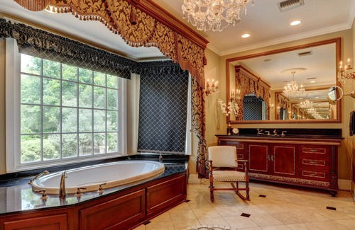New Iberia House | Remodeled Historic Acadian 5 BR home steps from Downtown New Iberia