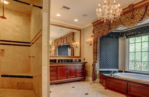 New Iberia House | Remodeled Historic Acadian 5 BR home steps from Downtown New Iberia