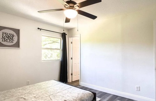 Milton House | Remodeled historical cottage w/firepit, super close to great beaches.