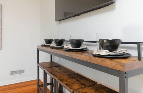 Parma House | Remodeled Home w/Rec Room, Arcade Games & Jacuzzi!