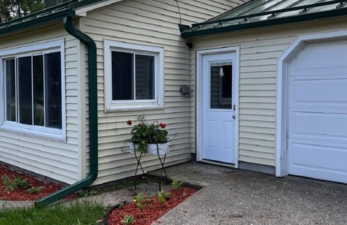 Grayling House | Remodeled House 1 mile to town.
