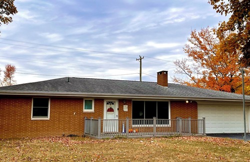 Cory House | Remodeled Lakehouse “Healing Waters” 3-bedroom house w/WiFi & AC in Terre Haute