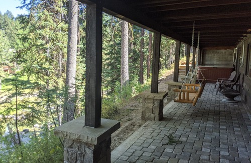 McCall House | Remodeled Log Home on Payette River w/Hot Tub, Sauna, & Minutes from Down Town!