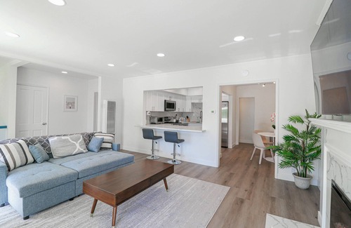 Old Towne House | Remodeled Modern House Steps To Beach 2 Car Garage