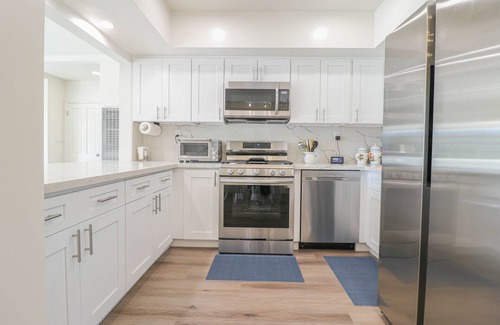 Old Towne House | Remodeled Modern House Steps To Beach 2 Car Garage