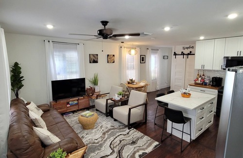 Galveston Cottage | Remodeled, modern,🔥Pit, 💜Close to everything!STRAND, BEACH, CRUISE🛳 MidTown