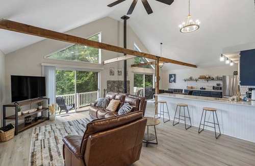 Hiawassee Cabin | Remodeled Mountain Cabin Over looking Lake Chatuge.