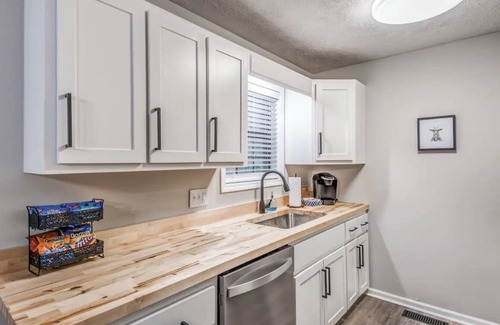 Jackson House | Remodeled N. Jackson Home w/Shuffleboard, sleeps 6
