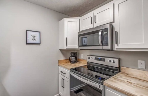 Jackson House | Remodeled N. Jackson Home w/Shuffleboard, sleeps 6
