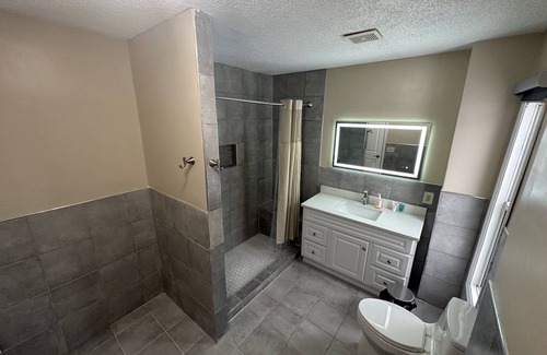 West Seventh House | Remodeled Private & Cozy Single-Family Home Located In St. Paul