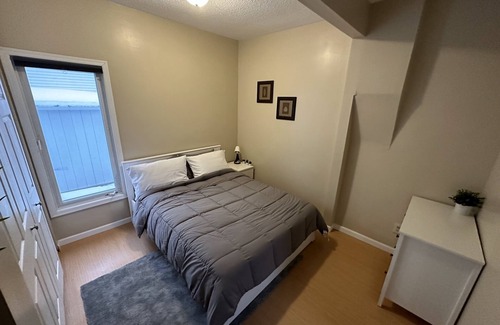 West Seventh House | Remodeled Private & Cozy Single-Family Home Located In St. Paul