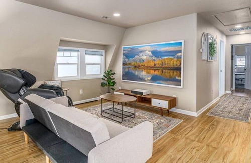 West Central House | Remodeled, Romantic, Relaxing Great location!