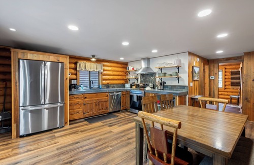 Sisters Cabin | Remodeled Sisters Cabin - HOT TUB - Dog Friendly!