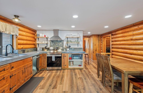 Sisters Cabin | Remodeled Sisters Cabin - HOT TUB - Dog Friendly!