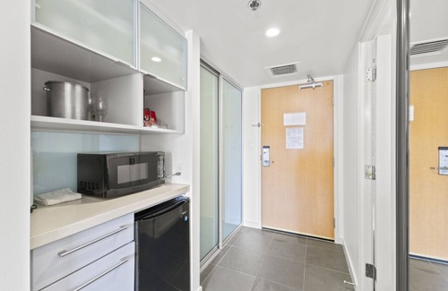 Ala Moana Apartment | Remodeled Studio Hotel | Walk to Ala Moana Beach