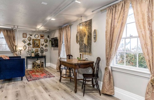 East Central Apartment | Remodeled studio -blocks from U of U - 45 min to Ski hills