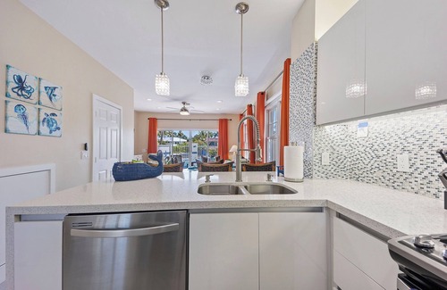 Marathon House | ★Remodeled tropical delight townhome★private plunge pool close to fun activities