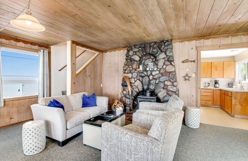 Camano Island House | Remodeled waterfront beauty with fast Wifi, sweeping views & beach access