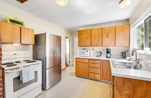 Camano Island House | Remodeled waterfront beauty with fast Wifi, sweeping views & beach access