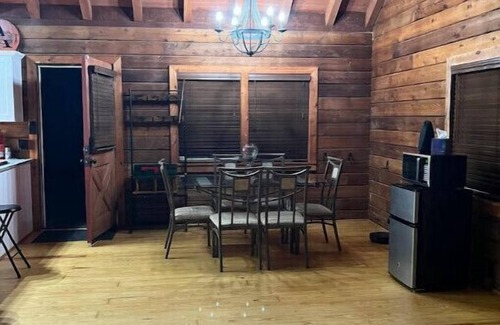 New Albany Cabin | Remote Feel, Close to the City!nn