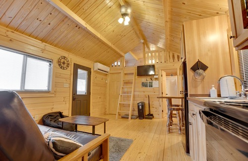 Warfordsburg Cabin | Remote Hideaway | Treehouse w/HOT TUB, Views + Fire Pit!