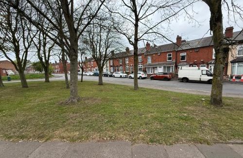 West Bromwich Apartment | Rems 3bed apartment with games for fun, close to gym and garden view