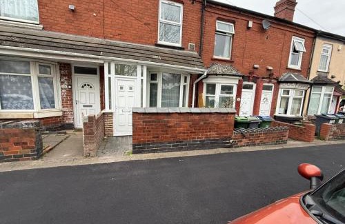 West Bromwich Apartment | Rems 3bed apartment with games for fun, close to gym and garden view