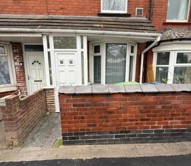 West Bromwich Apartment | Rems 3bed apartment with games for fun, close to gym and garden view