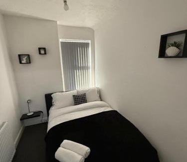 West Bromwich Apartment | Rems 3bed apartment with games for fun, close to gym and garden view