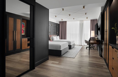 Wauwatosa Hotel | Renaissance Milwaukee West Hotel