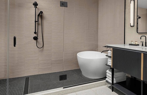 Wauwatosa Hotel | Renaissance Milwaukee West Hotel
