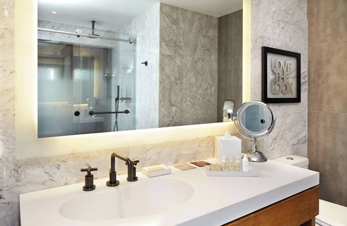 Garment District Hotel | Renaissance New York Midtown Hotel