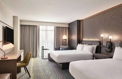 Glendale Sports and Entertainment District Hotel | Renaissance® Phoenix Glendale Hotel & Conference Center