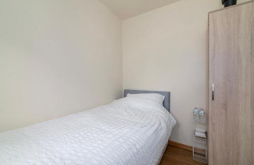Mayesbrook House | Renee's Place, 9 Guests, 10 mins walk to Becontree Station, Free Parking