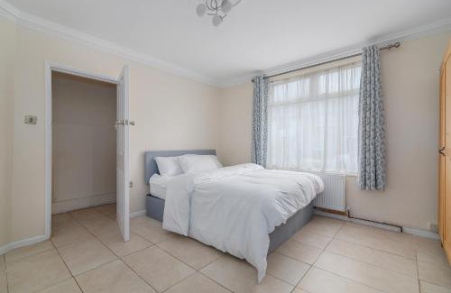 Mayesbrook House | Renee's Place, 9 Guests, 10 mins walk to Becontree Station, Free Parking