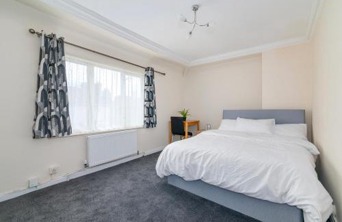Mayesbrook House | Renee's Place, 9 Guests, 10 mins walk to Becontree Station, Free Parking