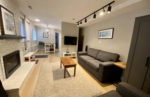 Central Lonsdale Apartment | Reno’d; 5 mins to: eateries, shops. 20 min to: downtown, skiing and hiking