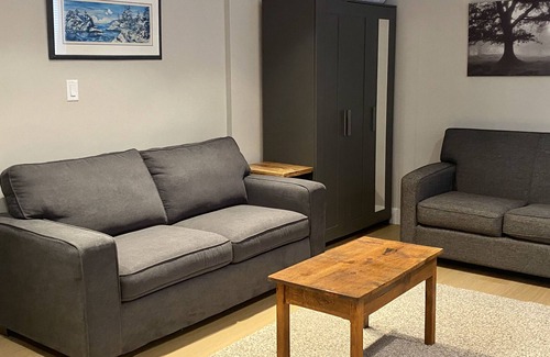 Central Lonsdale Apartment | Reno’d; 5 mins to: eateries, shops. 20 min to: downtown, skiing and hiking
