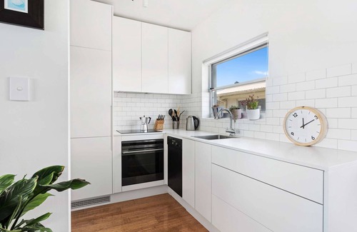 Clovelly Apartment | Renovated 1BR apartment with water views close to Clovelly Beach