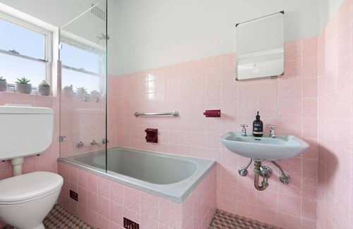 Clovelly Apartment | Renovated 1BR apartment with water views close to Clovelly Beach