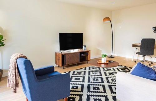 Belmont Apartment | Renovated 1BR in Belmont Near Markets and Parks