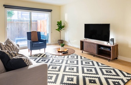 Belmont Apartment | Renovated 1BR in Belmont Near Markets and Parks