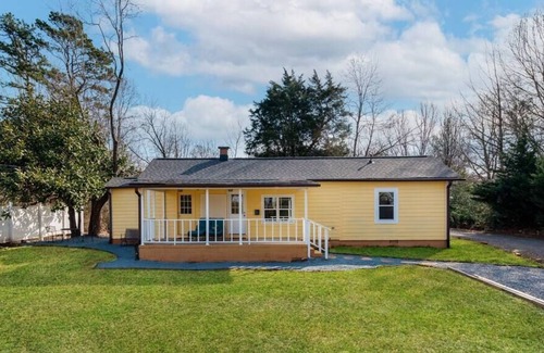 Waxhaw House | Renovated (2 for 1) Mellow Yellow near DT Waxhaw