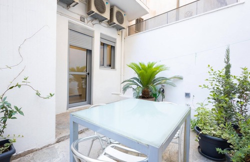 Neos Kosmos Ski Chalet | Renovated (2025) 4 Bdr House near Acropolis - New Beds, Terrace & Green Yard
